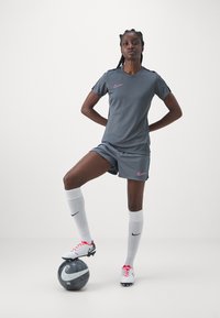 Nike Performance SHORT BRANDED - Sport rövidnadrágok - grau