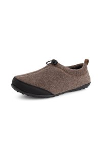 Bruine wollen pantoffel met een zwarte rubberen zool en neuskap, met een trekband aan de hiel en een verstelbare sluiting bovenop.