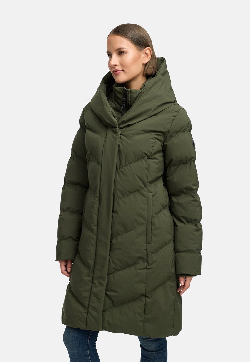 Manteau matelassé long olive en vert avec une capuche, présentant des motifs diagonaux, une fermeture éclair à l'avant et des poches latérales. Tissu lisse et texturé.
