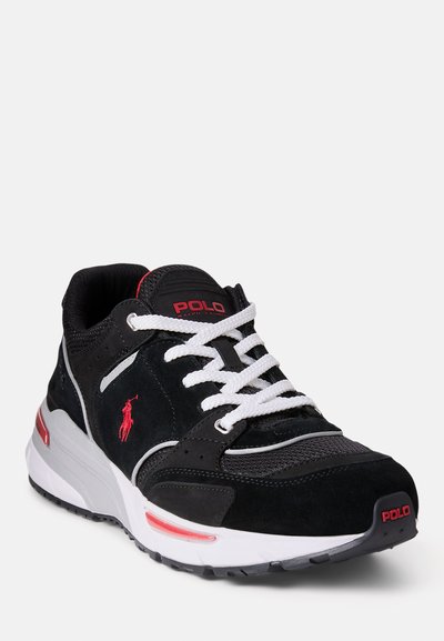 Czarne zamszowo-siateczkowe sneakersy z białymi sznurowadłami, czerwonymi akcentami i białą podeszwą środkową. Posiadają logo po boku oraz teksturowany wzór na cholewce.