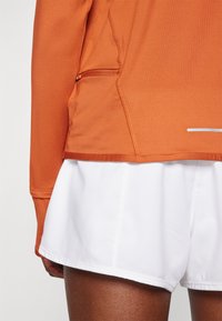 Nike Performance SWIFT TOP - Langærmet T-shirt - burnt sunrise/reflective silver