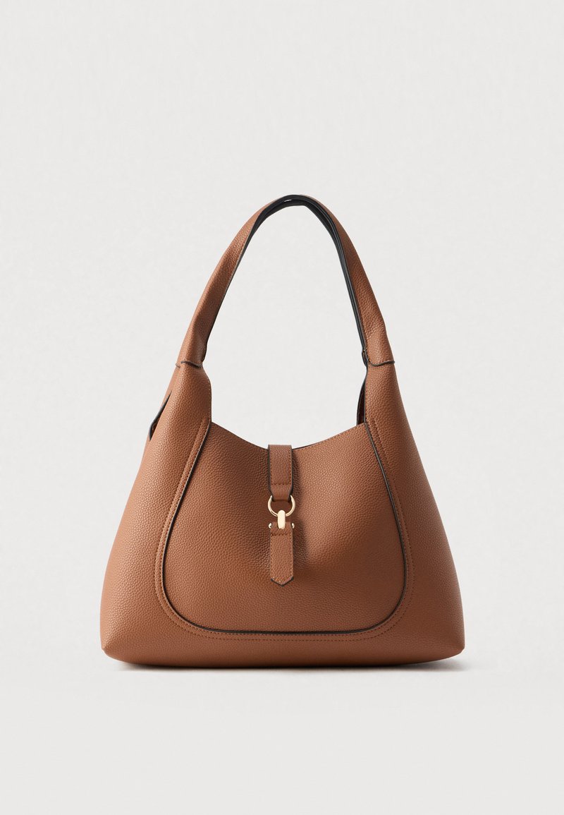 Sac à main en cuir marron avec finition texturée, forme incurvée, bandoulière unique et détail en métal doré sur le devant.