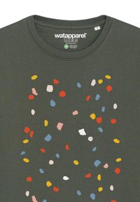Dunkelgrünes T-Shirt mit Rundhalsausschnitt, das ein verstreutes Muster aus bunten Pinselstrichen in Rot, Gelb, Blau und Pink zeigt.