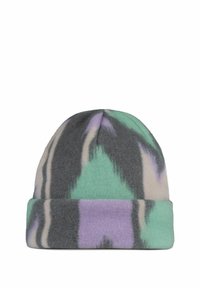 Gorro de forro polar con patrón abstracto en verde, gris y lavanda. Diseño con puño doblado, textura suave y distribución de colores variada.