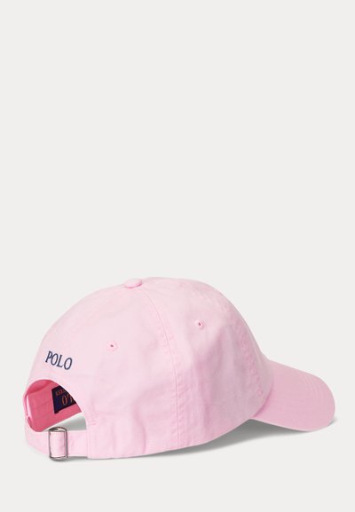 Šviesiai rožinė beisbolo kepurė su reguliuojama dirželiu ir metaline sagtimi, nugarinėje pusėje siuvinėtas „POLO“ tekstas tamsiai mėlyna spalva.