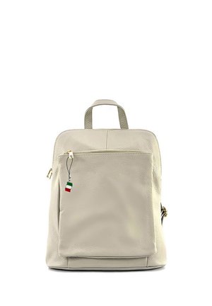 Sac à dos en cuir beige avec surface texturée, fermetures éclair dorées, une poche frontale et une petite étiquette au drapeau italien. Coussins lisses et design basique.