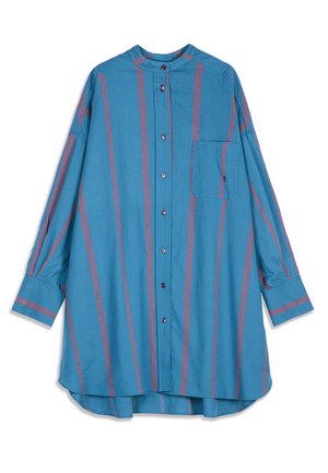 Blusa azul de manga larga con rayas verticales rojas, cierre de botones en la parte delantera, un bolsillo en el pecho y dobladillo redondeado, mostrada sobre un fondo blanco.