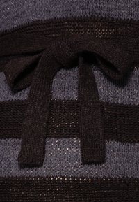 Sweter dzianinowy w ciemnoszary i czekoladowo-brązowy pasiasty wzór, z wiązanym paskiem z tkaniny, z teksturowanym wzorem i delikatnym połyskiem.