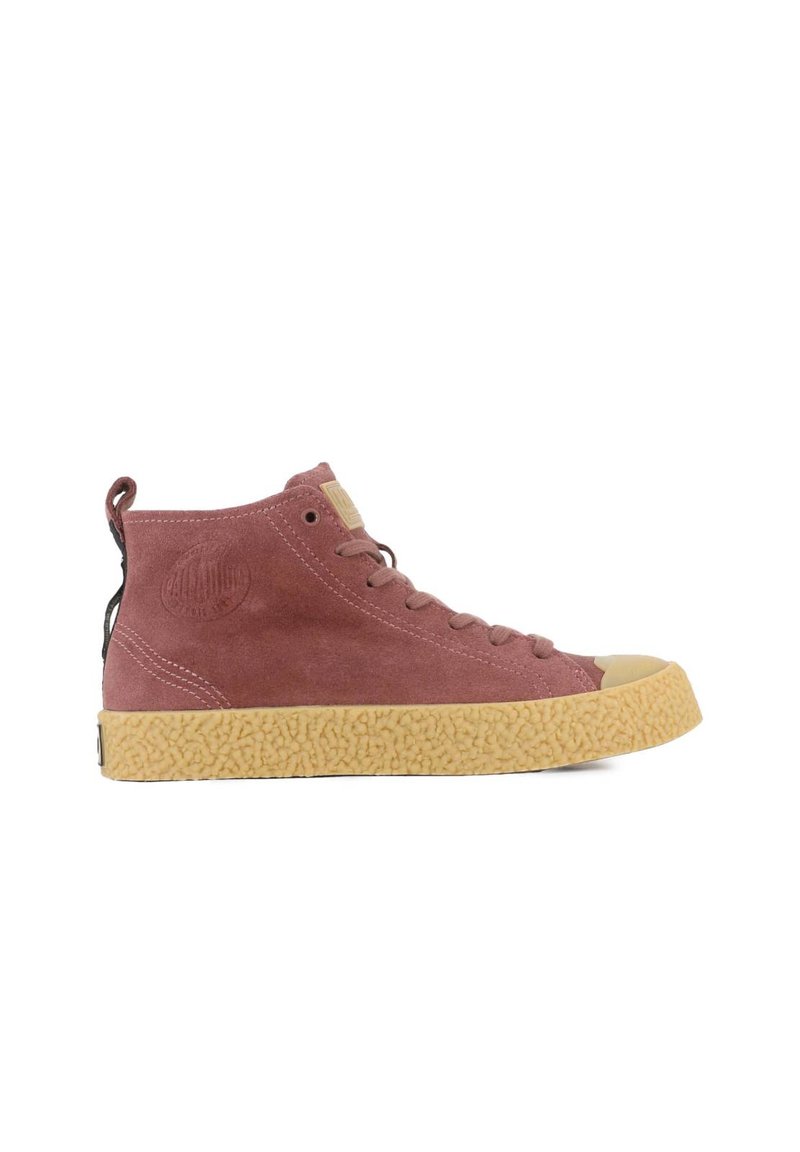 Baskets montantes en suede rose avec une semelle en caoutchouc beige texturée, présentant un patch logo et une languette noire.