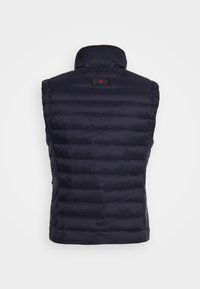 Marineblauer Steppwesten mit hohem Kragen, horizontalem Steppmuster und einem Markenpatch auf der Rückseite. Glatte Außenseite, ärmelloses Design.