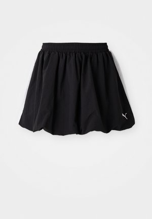 Must eriline must spordiseelik, millel on pa elastneist, külgedel valged paneelid ja väikene logo allääres. Valmistatud kergetest kangast.