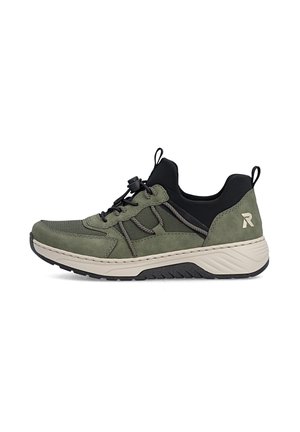 Baskets basses vert olive et noir avec lacets élastiques noirs, semelle blanche amortissante et languettes de traction au talon, vues de côté extérieur.