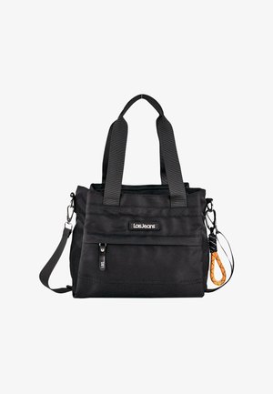 Bolso tote negro con doble asa, correa de hombro desmontable, bolsillo con cremallera en la parte frontal y tirador de cremallera con acentos naranjas. Hecho de tela duradera.