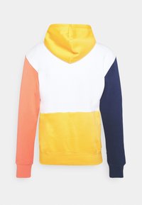 Sudadera con capucha de bloques de color en coral, blanco, amarillo y azul marino. Material suave con capucha y puños acanalados para mayor comodidad.