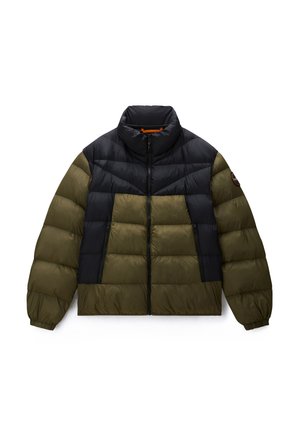 Giacca imbottita con pannelli superiori neri e pannelli inferiori verde oliva, zip frontale, tasche laterali, polsini elastici e logo rotondo sulla manica sinistra.