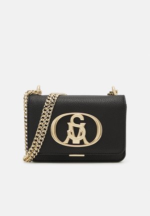 Sac à main en cuir noir avec une finition texturée, une bandoulière en chaîne dorée et un accent logo doré proéminent sur le devant. Design compact et rectangulaire.