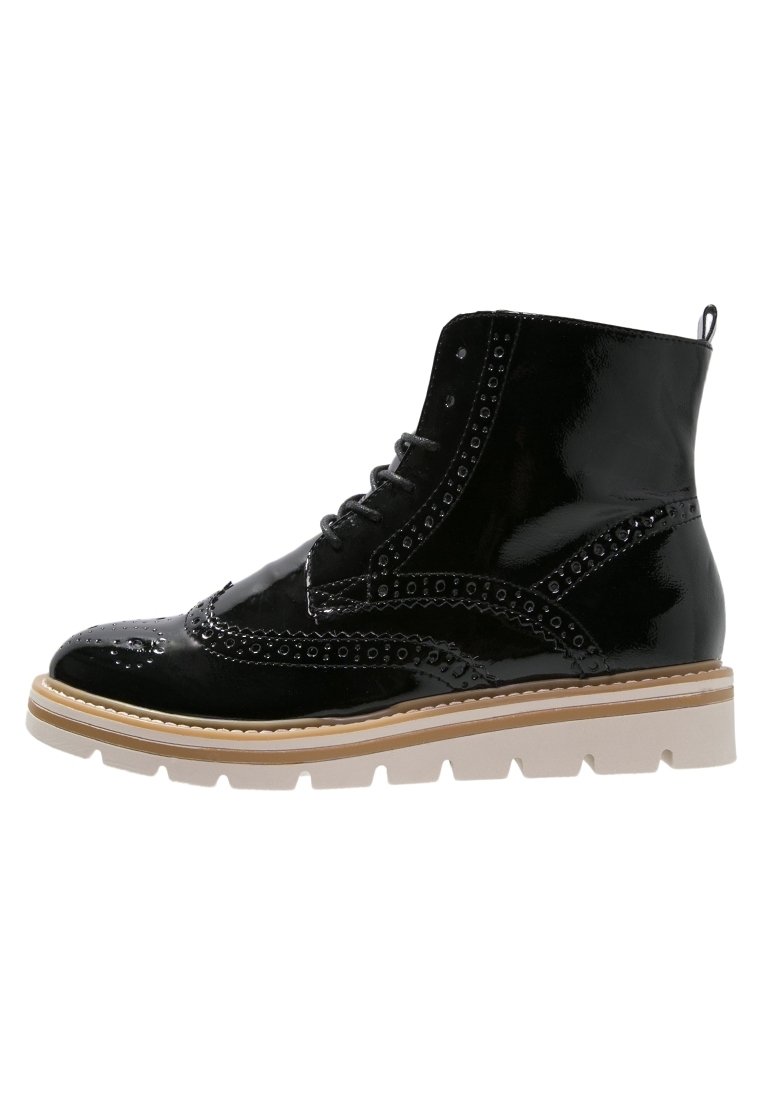 Botín de tobillo de charol negro con detalles de brogue, punta redondeada, suela de goma y un diseño de cordones que incluye una lengüeta en la parte posterior.