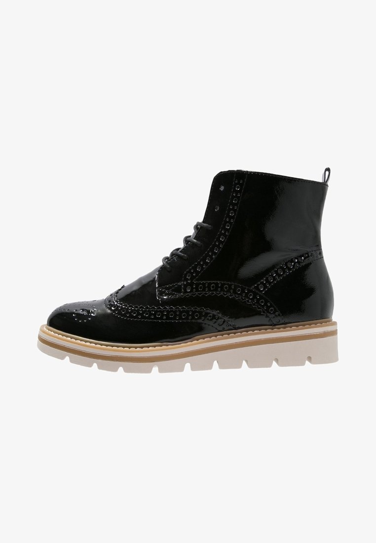 Botín de tobillo de charol negro con detalles de brogue, punta redondeada, suela de goma y un diseño de cordones que incluye una lengüeta en la parte posterior.