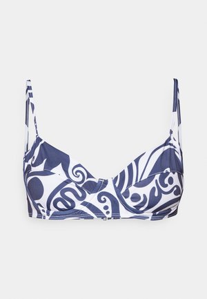 Marineblå og hvid mønstret bikini-top med struktureret design, justerbare stropper og en glat stoftekstur. Har bølgede sømdetaljer.