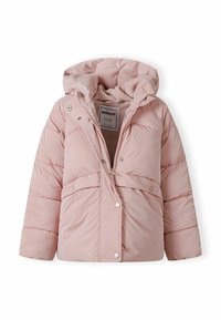 Pehmeä, vaaleanpunainen takki hupulla, jossa on vetoketjullinen etuosa, nepparit ja pehmeä sisus. Tilkkutäkkikuvio, jossa napin yksityiskohtia.