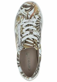 Zapatilla blanca con un patrón floral en beige y marrón, que presenta cordones y una cremallera lateral, acabado texturizado y un logo sutil en la plantilla.