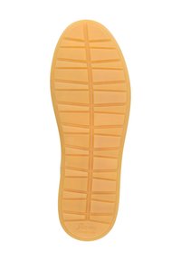 Gummisohle eines Schuhs mit strukturierten Oberflächen; hat ein Rautenmuster mit hervorstehenden Bereichen für Griffigkeit, in hellgelber Farbe.