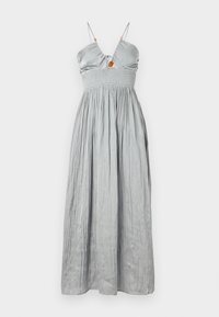 Abito in satin grigio senza maniche con corpetto aderente e vita arricciata. Presenta spalline sottili e una gonna arricciata con un dettaglio decorativo al centro.