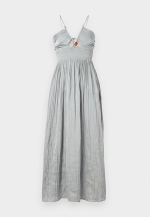 Mouwloze grijze satijnen jurk met een aansluitende bodice en een smocktail. Kenmerkt zich door dunne bandjes en een geplooide rok met een decoratief centrumdetail.