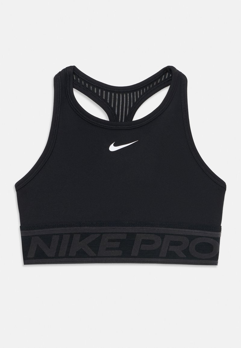 Čierny športový podprsenka s dizajnom racerback, s bielym logom Nike a textúrovaným čiernym elastickým pásom označeným "NIKE PRO." Hladký materiál.