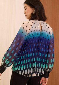 Love & Roses PLEATED REGULAR FIT - Blůza - blue ombre polka dot
