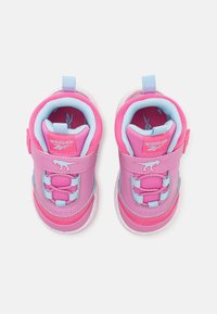 Rosa och blåa träningsskor med hög design, tillverkade av syntetiskt läder, förstärkt tå, kardborreband och texturerade sulor.