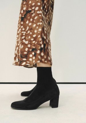 Next, REGULAR FIT - FOREVER COMFORT® ROUND TOE SOCK ANKLE BOOTS - Klassikalised poolsaapad - black