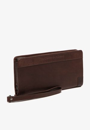Porte-monnaie à zip en cuir marron avec un nom de marque embossé et une sangle détachable sur fond blanc.