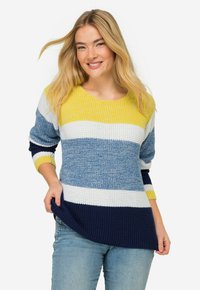 Stickad tröja i marinblått, gult, vitt och blåa ränder. Har en rund halsringning och trekvartsärmar. Mjuk textur med en avslappnad passform.