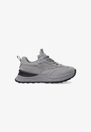 Grau sportlicher Sneaker mit einer Kombination aus glatten und strukturierten Materialien, einer dicken Sohle und einer abgerundeten Zehenpartie, die schwarze Akzente aufweist.
