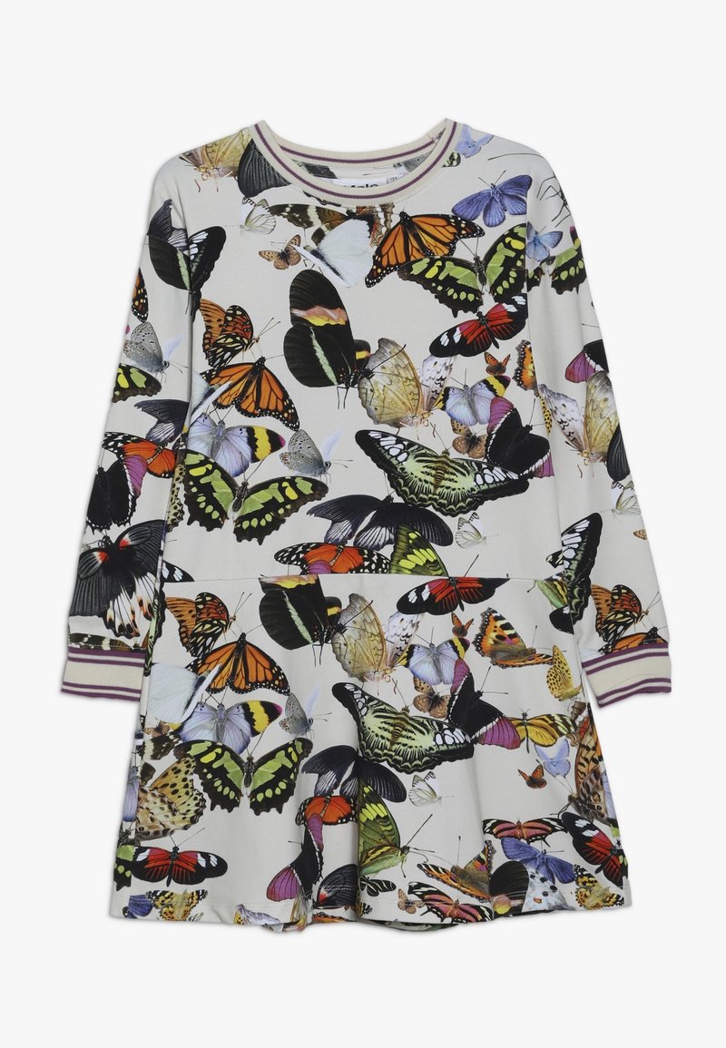 Robe à manches longues avec un imprimé de papillons sur fond blanc, avec un col côtelé et des poignets de manches rayés en violet foncé et blanc.