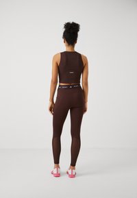 adidas Performance STASH - Legíny - kalhoty  - shadow brown