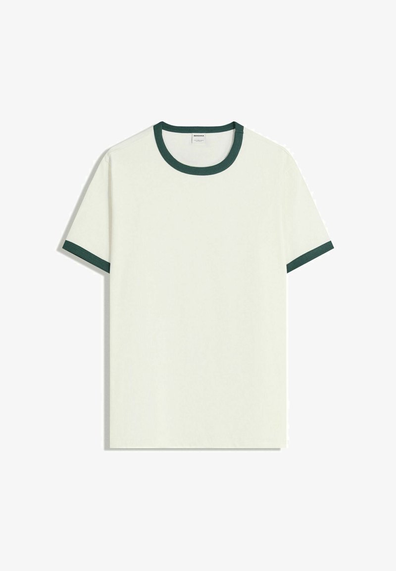 Rövid ujjú póló törtfehér pamutból, sötétzöld bordázott gallérral és mandzsettákkal. Klasszikus szabás, sima tapintással. Nincsenek minták vagy grafikák.