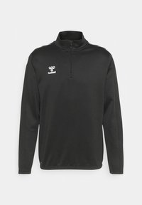 Czarna bluza z długim rękawem, suwakiem do ćwiartki, wysokim kołnierzem i białym logo hummel na lewej piersi, pokazana na jednolitym tle.