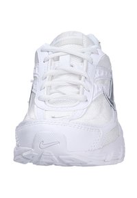 Sneaker atletica bianca con tomaia in rete testurizzata e dettagli sintetici lisci. Presenta lacci piatti, linguetta imbottita e suola in gomma.