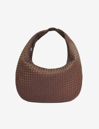 Pruun punutud käekott kõverate vormidega ja lai rihm. Valmistatud põimitud materjalist, millel on tekstuuriga pind.
