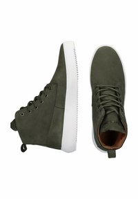 Olivgröna högskaftade sneakers med en slät läderfinish, vit gummisula och metalöglor för snörningen, med en dragflik bak.