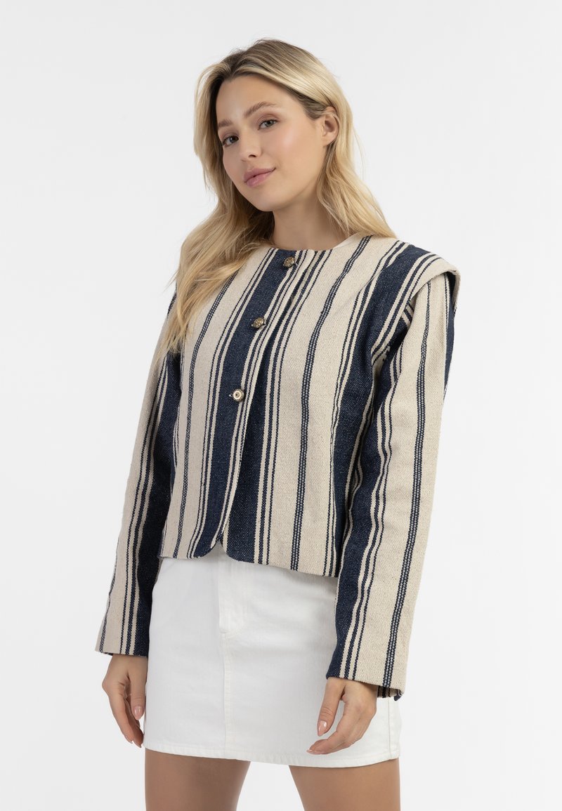 Gestreepte jas in beige en marineblauw; geweven stof; cropped design; drie knopen aan de voorkant; lange mouwen met schouderdetail.