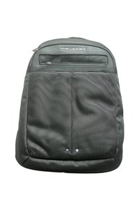 Zaino verde scuro con tessuto testurizzato e una tasca frontale con zip. Include due dettagli in metallo argentato vicino alla base.