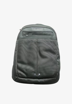 Zaino verde scuro con tessuto testurizzato e una tasca frontale con zip. Include due dettagli in metallo argentato vicino alla base.