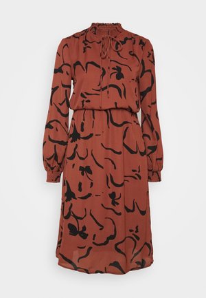 Sukienka z długim rękawem w kolorze rdzy z czarnym abstrakcyjnym kwiatowym nadrukiem, elastycznymi mankietami, marszczonym wysokim kołnierzem z wiązaniem oraz talią zaciśniętą.