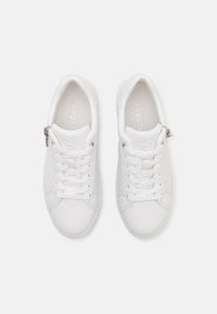 Weiße Sneakers mit glatter Oberfläche, strukturiertem Profil, Schnürdesign und seitlichem Reißverschluss. Markennamen "bugatti" innen eingeprägt. Größe 37.