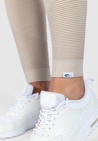 Smilodox SEAMLESS BEAM - Trikoot - braun