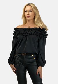 Czarna bluzka bez ramiączek z falbaniastym dekoltem, długimi puff sleeves i gładką teksturą, zestawiona z obcisłymi czarnymi spodniami skórzanymi.