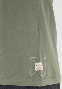 Blend BHPERRY - Marškinėliai su spaudiniu - laurel green